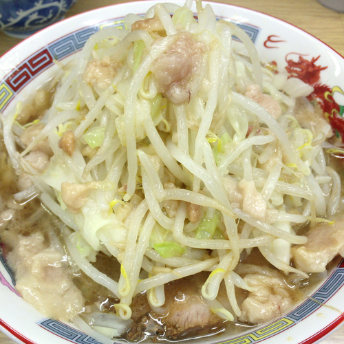 「ラーメン（少なめ・アブラ）700円　生卵　50円」@ラーメン二郎 栃木街道店の写真
