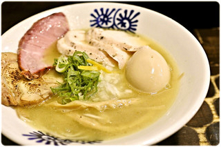 「「純鶏そば」と「特級トッピング」」@特級鶏蕎麦 龍介の写真