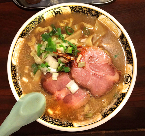 「ローストポーク煮干しラーメン 850円」@すごい煮干ラーメン凪 西新宿7丁目店の写真