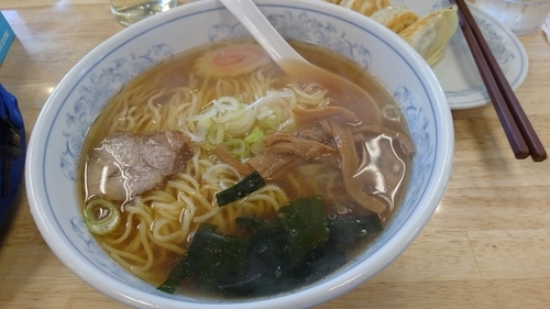 「醤油ラーメン(４１０円)」@ぎょうざの満洲 大泉学園南口店の写真