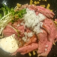 ローストビーフ油そば（肉Ｗ・１３００円）