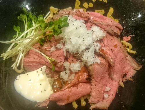 「ローストビーフ油そば（肉Ｗ・１３００円）」@ローストビーフ油そば ビースト 秋葉原妻恋坂店の写真