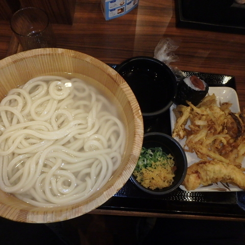 「釜揚(特)(480円→240円)、野菜かき揚げ(130円)他」@丸亀製麺 可部店の写真