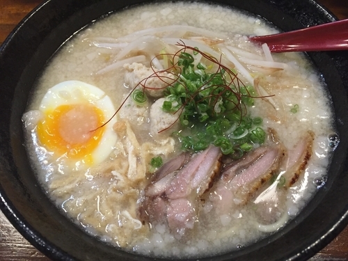 「地鶏白醤油ラーメン（太麺）：800円」@地鶏白醤油拉麺 鶏真の写真