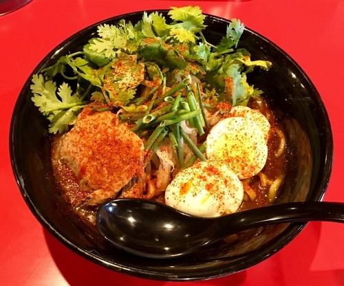 「濃厚出汁のカレーうどん【限定】+パクチー」@辛味噌拉麺BOMBERの写真