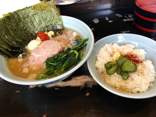 「海苔増しラーメン (カタメ、オオメ) ¥700+無料小ライス」@横浜ラーメン 武蔵家 三鷹店の写真