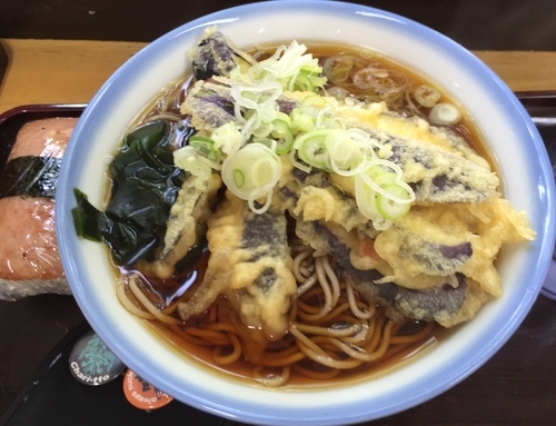 「なす天そば＋スパムむすび（￥390＋￥130）」@そば処 あさひの写真
