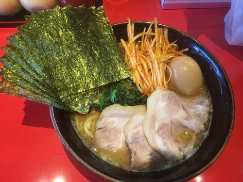 「らーめん680円、全部のせ400円（海苔、味玉、白髪葱、チャーシ」@横浜家系らーめん 清水家の写真