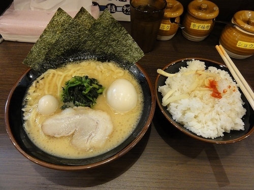 「醤油ラーメン700円 ライス100円 クーポン煮卵」@横浜家系ラーメン 一刀家 蒲田店の写真