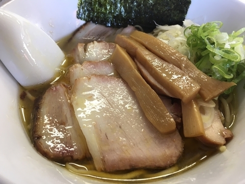 「塩 ＋ 吊し焼豚」@まるもり製麺の写真