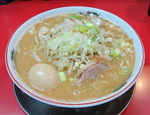 「ラーメン中盛り(ネギ・味玉)」@ジャンプの写真