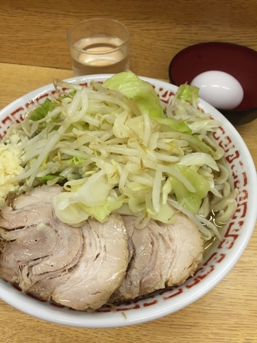 「小 ニンニク 野菜少なめ 生卵」@ラーメン二郎 環七新新代田店の写真