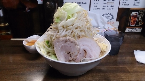 「ラーメン700円+特盛130円+生卵50円」@ラーメン大大の写真