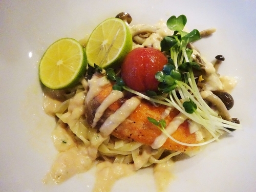 「秋鮭の白湯ソース神山すだち和えそば　　900円」@志奈そば 田なか Secondの写真