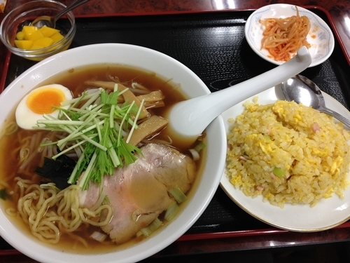 「ラーメンと半チャーハン定食」@中華料理 聚福屋の写真