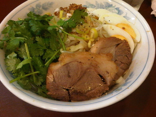 「まぜそばアブラカラメ(880円)+パクチー(100円)」@らーめん陸の写真