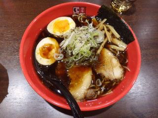 「富山ブラックラーメンの味玉入り」@豚系 麺家いろは 秋葉原店の写真