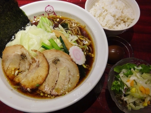 「炭火炙りチャーシューとキャベツのせしょう油ラーメン　960円」@麺ダイニング ととこの写真