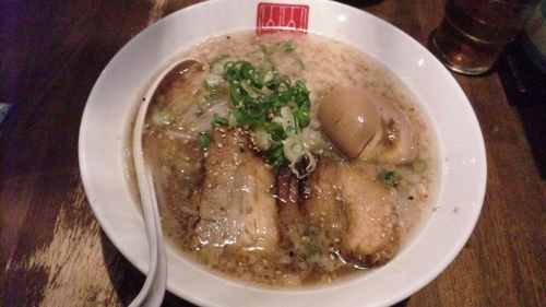 「とんこつ醤油らーめん（味玉のせ）」@山神山人 西明石店の写真