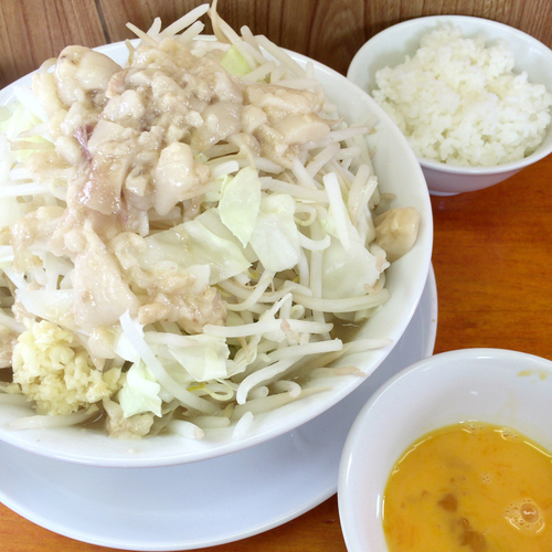 「小ラーメン 850円　生卵 50円　ライス 100円」@ラーメン長嶋の写真