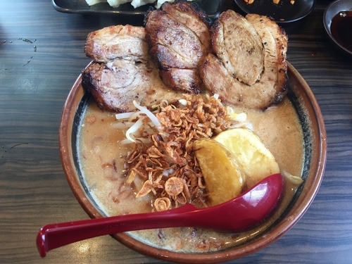 「北海道味噌 味噌漬け炙りチャーシュー麺 1,058円」@麺場 田所商店 松戸六高台店の写真