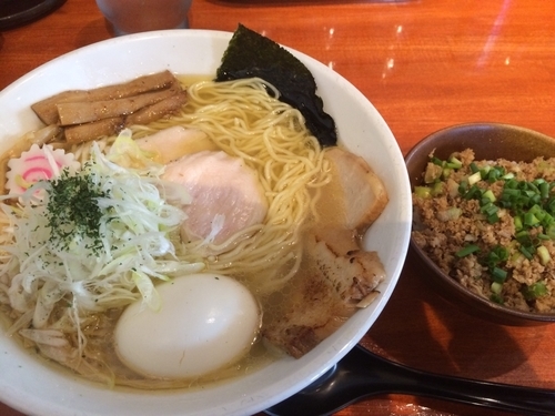 「淡麗中華そば【特製+大盛】&チャーシュー丼」@中華そば 輝羅の写真