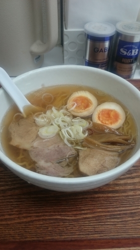「醤油ラーメン(味玉入り)」@忍八の写真