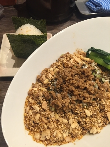 「本場成都の「汁なし担担麺」、サービスおむすび」@雲林坊 日本橋室町店の写真