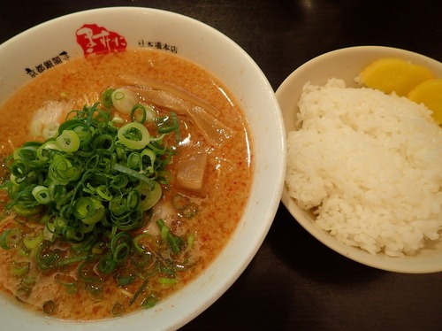 「ラーメン 麺30秒硬め＋辛いの多目＋油多目＋ライス普通」@京都銀閣寺 ますたにラーメン 日本橋本店の写真