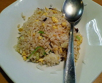 「チャーハン　１００円」@焦がしねぎらーめん 葱次郎 大宮西口店の写真