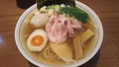 「煮干そば・白醤油＋味玉」@寿製麺よしかわ 川越店の写真