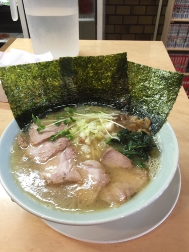 「チャーシュー麺中盛、硬め濃いめ」@横浜家系らーめん 山手家の写真