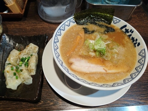 「ばんからラーメン　餃子セット　850円」@東京豚骨拉麺 ばんから 池袋本店の写真