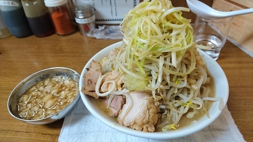 「ラーメン　アブラどでん　やさいにんにく」@ラーメンの店 どでん 北浦和店の写真