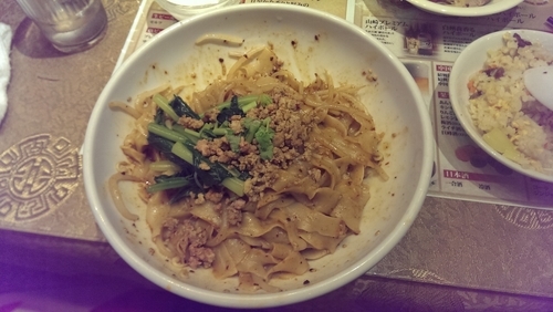 「汁なし刀剣麺」@魯香酒樓の写真