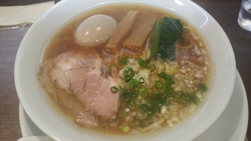 「醤油ラーメン味玉入り(900円)」@麺匠 きくちの写真