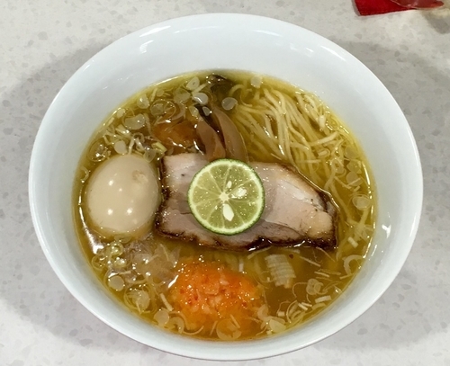 「秋刀魚節の白醤油ラーメン【限定】+味玉」@ラーメン星印の写真