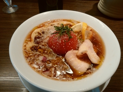 「冷やしトマトの煮干しらぁめんforイタリアン醤油仕立て」@らぁめん屋 カネキッチンの写真