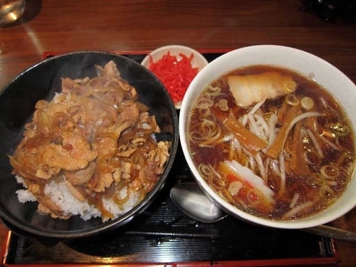 「豚丼　500円（ランチ）＋半ラーメン　300円」@中華ダイニング いい田の写真