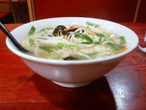 「塩味野菜ラーメン(並盛)750円」@中国本場的料理 華龍飯店 高崎モントレー店の写真