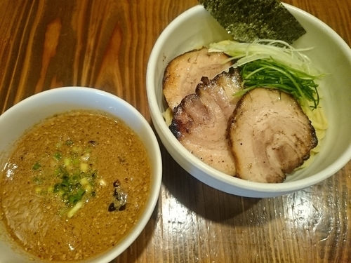 「【限定】スモーク白レバーつけそば＋チャーシュー＝￥1040」@麺屋たつみ 喜心 狭山店の写真