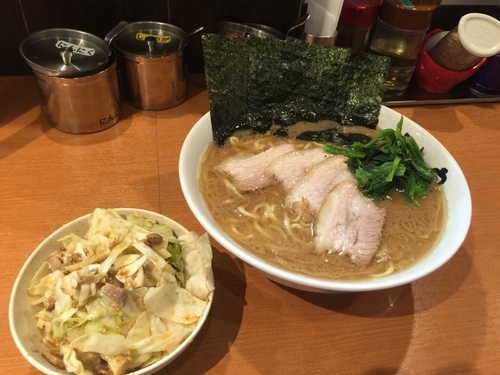 「チャーシュー麺中盛950円硬め濃いめ、キャベチャ150円」@とさの家の写真