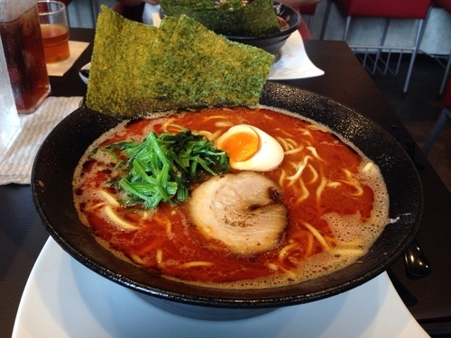 「ピリ辛赤味噌ラーメン（大盛り）780円＋200円」@横浜らーめん 源泉 海老名店の写真