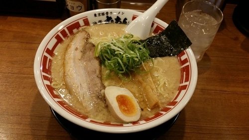 「東京豚骨ラーメン中盛り 680円」@屯ちん 池袋西口店の写真