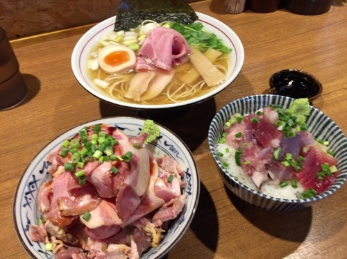 「チャーシュー丼+海鮮丼+煮干し白醤油」@寿製麺よしかわ 川越店の写真