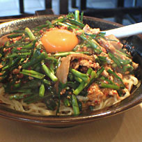 「韮玉らーめん（冷やし、汁なし）800円＋大盛100円」@らーめん でくの坊の写真