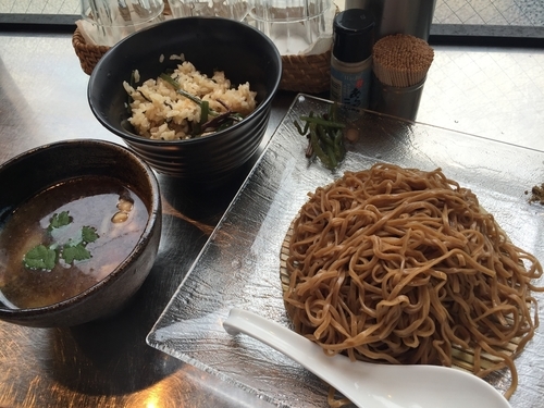 「鴨つけそば 900円 鴨出汁炊き込みご飯 300円」@日の丸さんじの写真