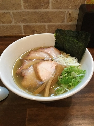 「塩ラーメンプラス吊し焼豚3枚」@まるもり製麺の写真