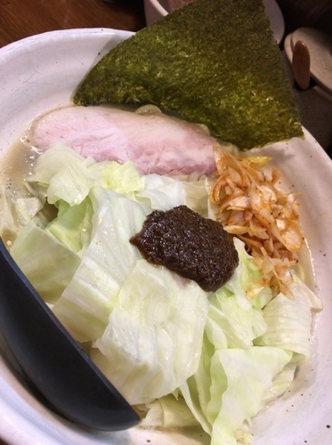 「熟成練り醤油らーめん ７００円、茹でキャベツ５０円」@『   』（無銘）の写真