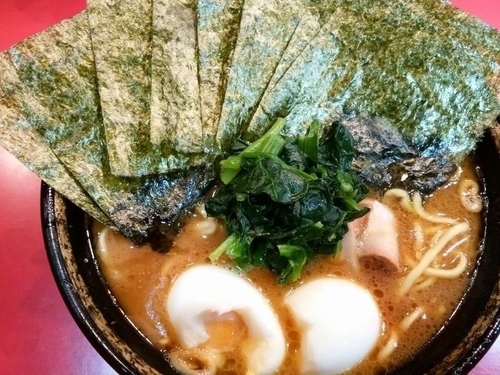 「ラーメン中盛＋海苔増し＋白玉」@家系総本山 ラーメン吉村家の写真